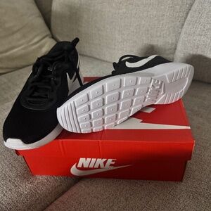 Nike Black & White Sneakers – Brand New W6.5